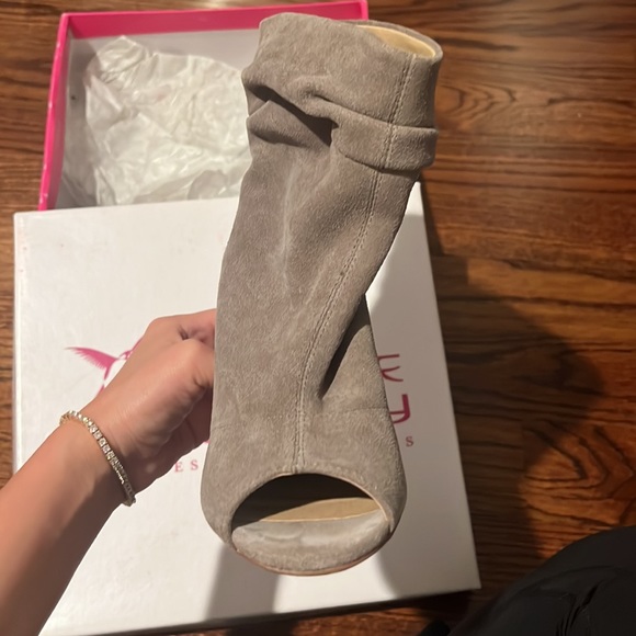 Chinese laundry 6.5 open toe slouchy ankle boot. Gray suede stack heel - Picture 2 of 3